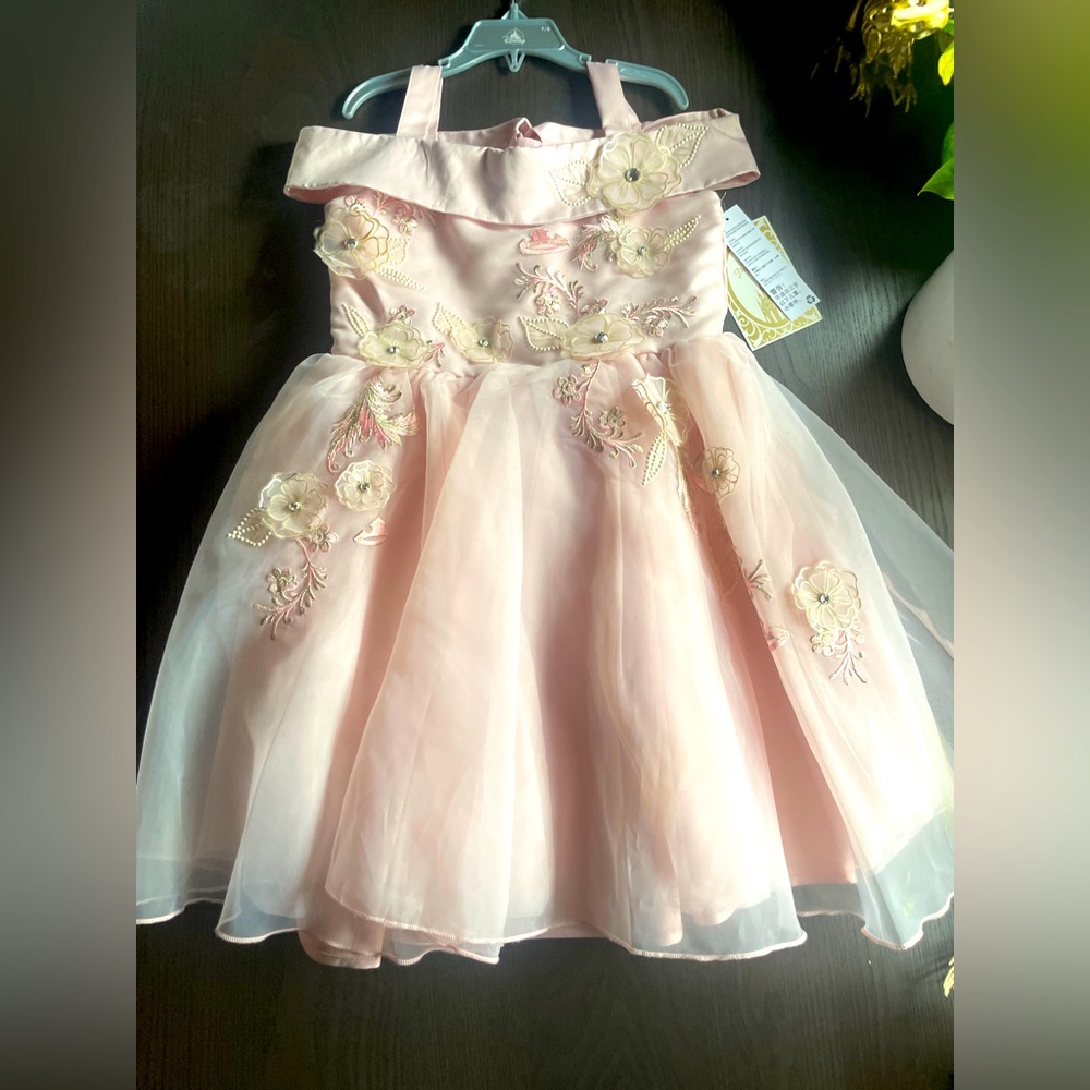 Brand new with tag Beautiful Disney Princess Store Dress.Sz 7/8 Pink with design